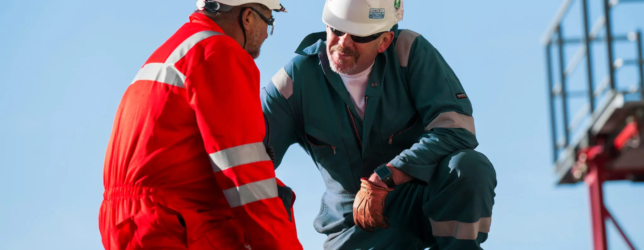 REDWAVE_ONSHORE_COLLEGAS-IN-GESPREK_152-bew_OK_RETOUCH-1_RGB_HEADER-WEBSITE_2880x1120px