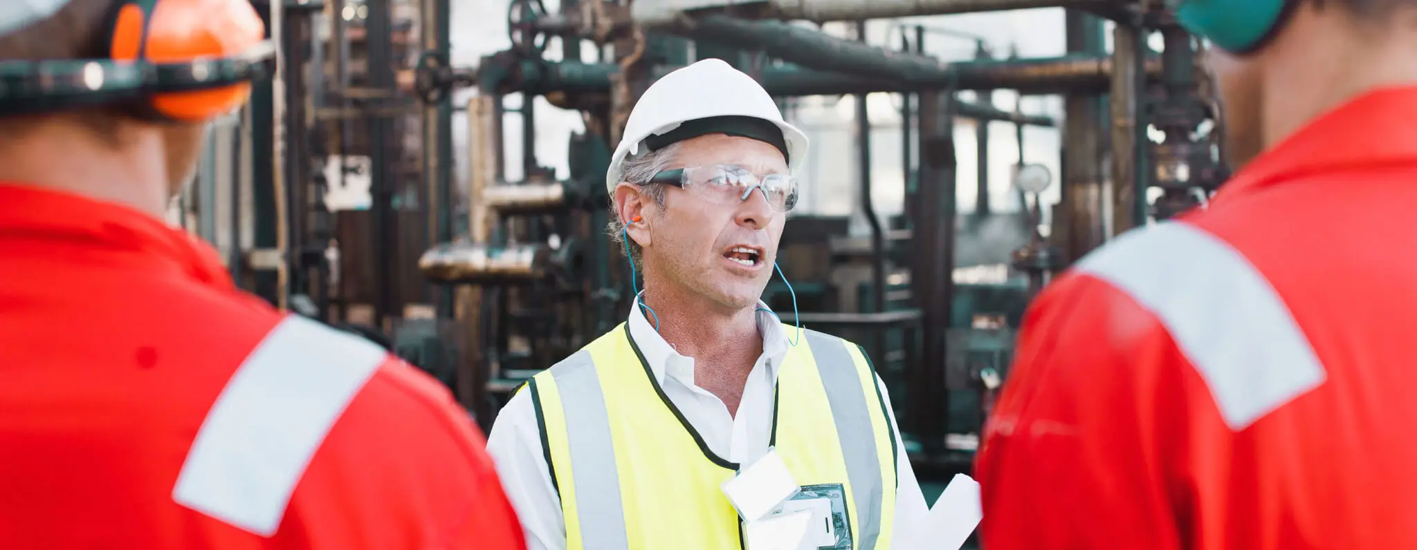 REDWAVE_ONSHORE_COLLEGAS-OVERLEGGEN-OP-WERKVLOER_GettyImages-149320095_RETOUCH-1_RGB_HEADER-WEBSITE_2880x1120px