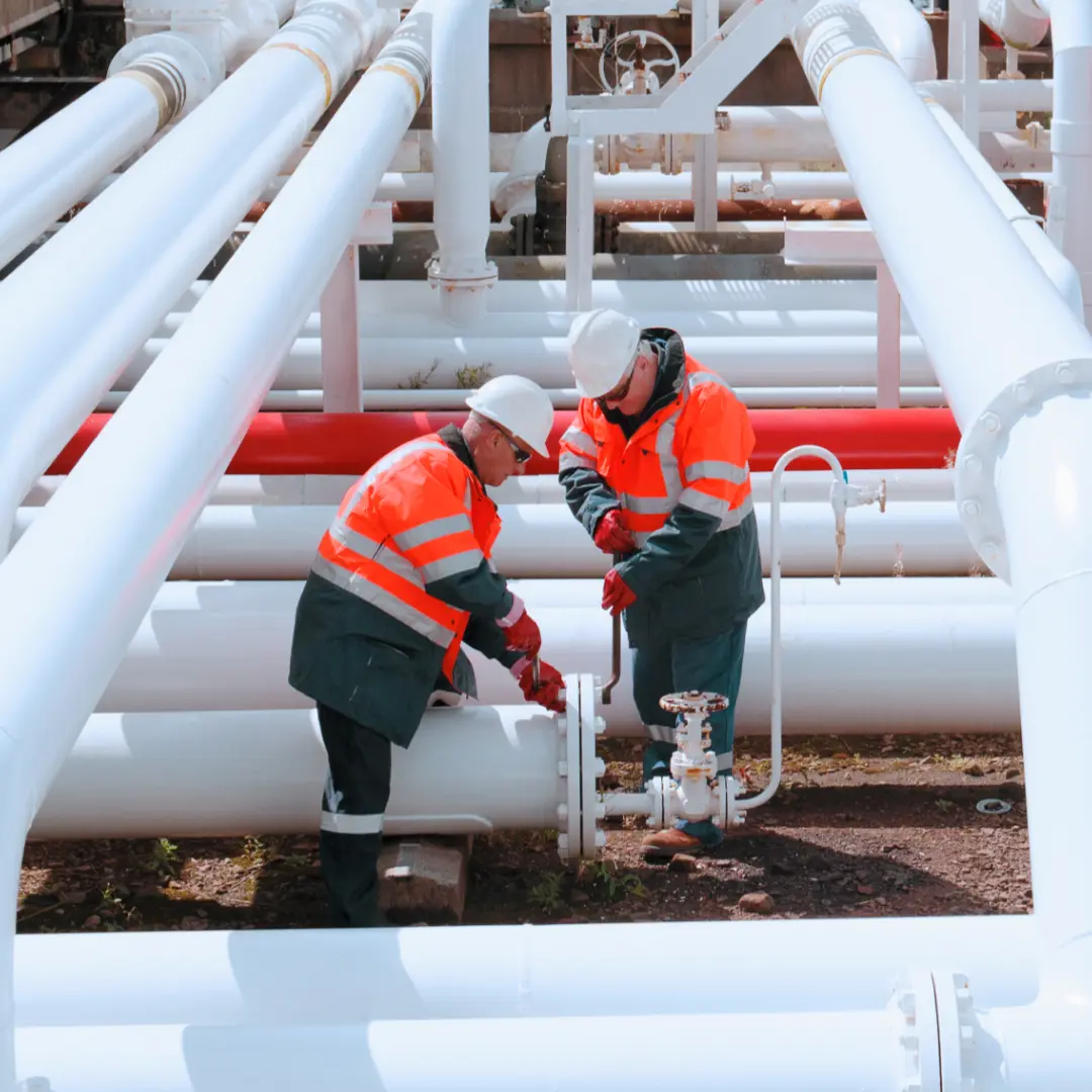 REDWAVE_ONSHORE_COLLEGAS_SLUITEN_BUIS_FABRIEK_GettyImages-532029771_RETOUCH-1_BEWERKING_FOCUS_MEDEWERKERS