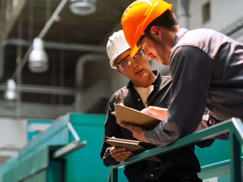 REDWAVE_ONSHORE_OVERLEG-COLLEGAS-OP-WERKVLOER_800x600